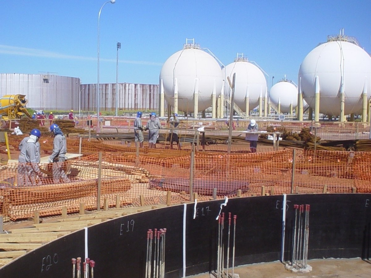 Obra industrial: esferas de armazenamento e equipe em campo